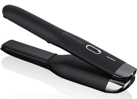 Piastra per capelli nera GHD Unplugged su sfondo bianco